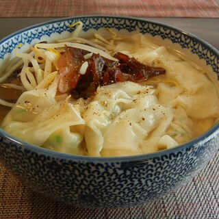 きくらげとネギたっぷりワンタンのタイ風醤油ラーメン